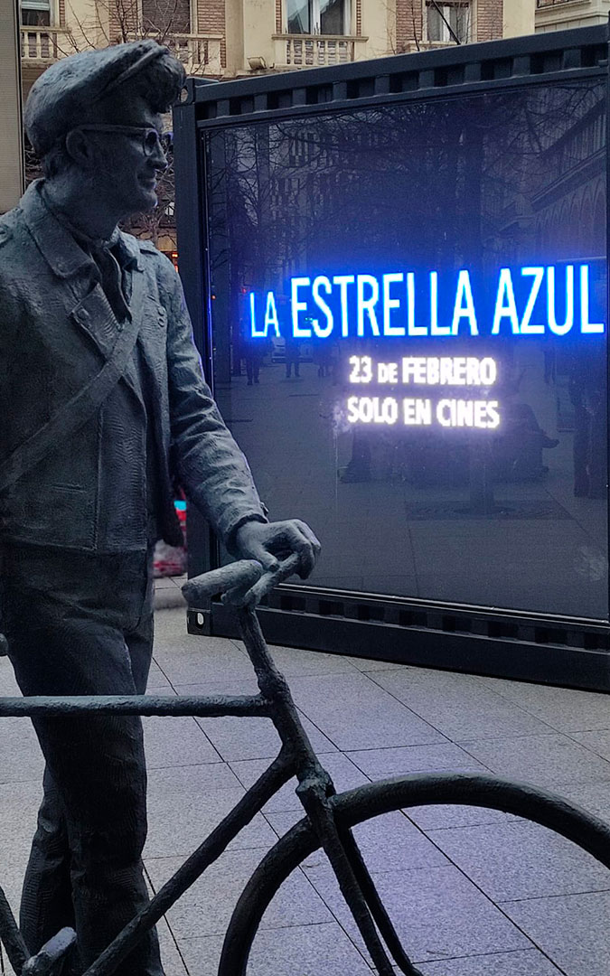 La escultura de Mauricio Aznar con el cartel de estreno. / L.C.