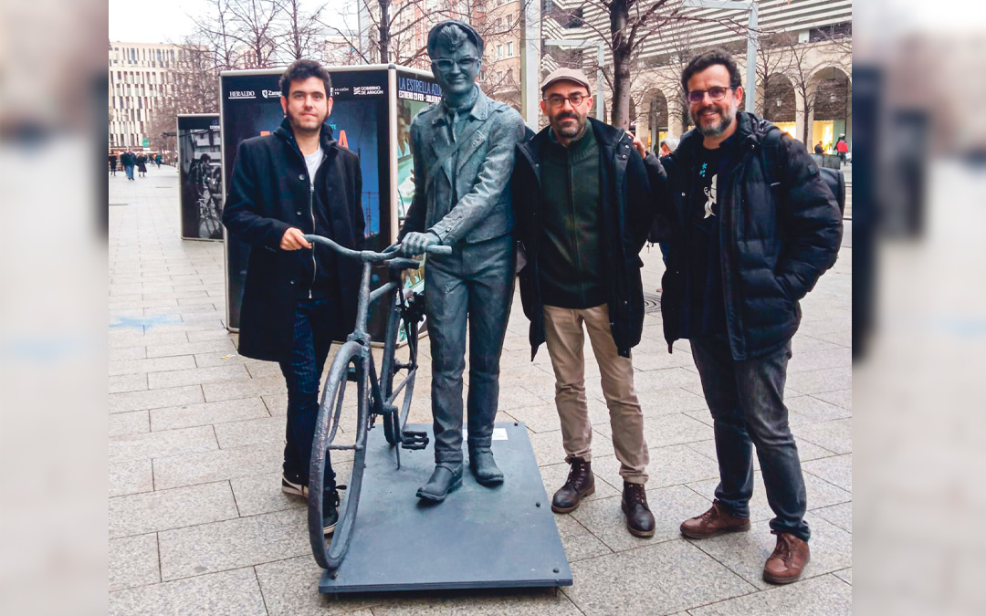 Javier Macipe, director de 'La Estrella Azul', sujeta el manillar de la bici de Mauricio Aznar de la escultura obra de Daniel Elena y Joaquín Macipe en el paseo Independencia de Zaragoza. / Rosa Macipe
