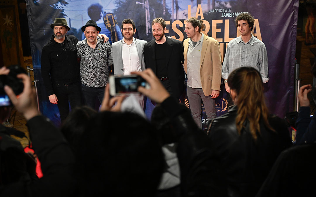 Imagen de archivo. La banda que encarna a Más Birras y parte del equipo de 'La Estrella Azul' en el preestreno que tuvo lugar en febrero en Zaragoza./ Marcos Cebrián