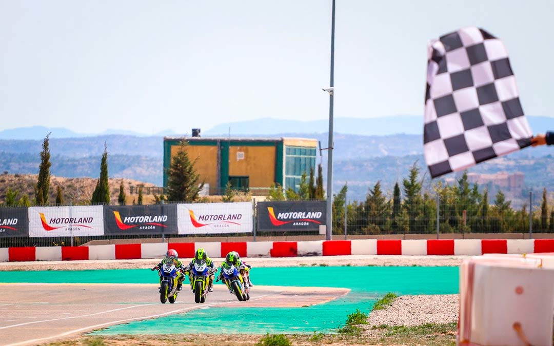 Categoría MiniGP 110 4T. Bandera a cuadros en el Circuito de Karting de MotorLand Aragón./Motorland