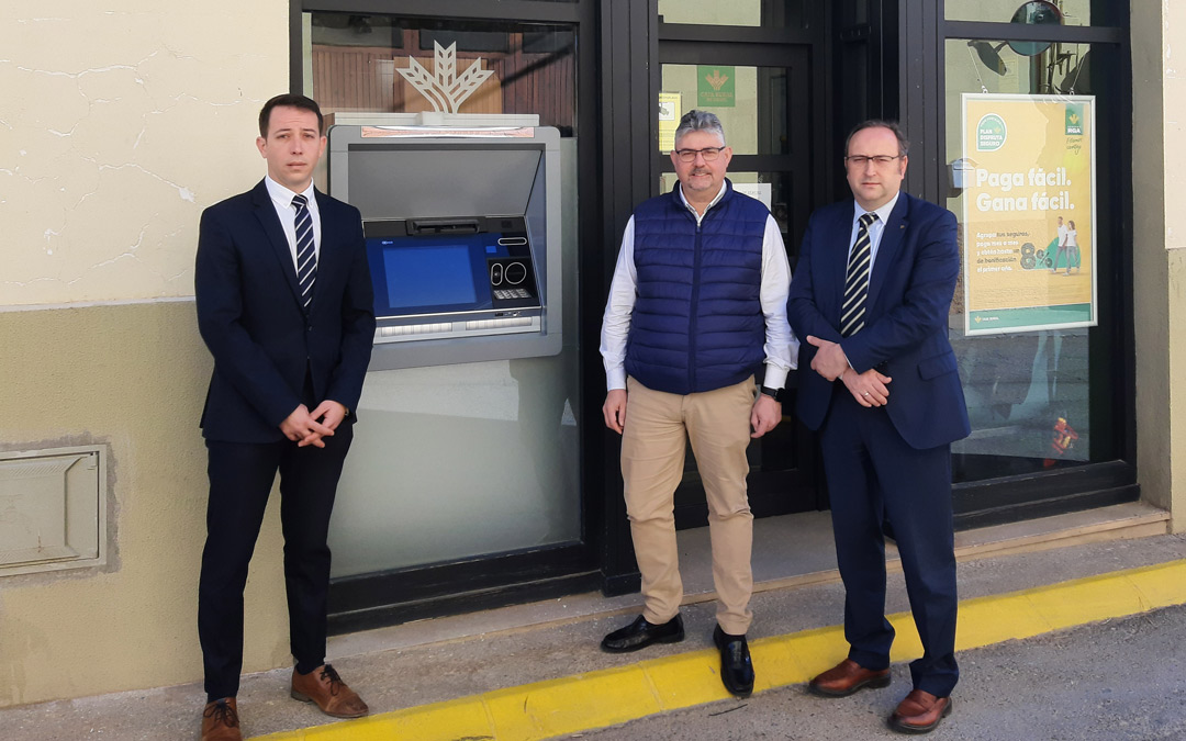 El alcalde, José Miguel Celma; con Jose Antonio Ginés, director de la oficina de Torrecilla; y Emilio Mallén, director de zona Bajo Aragón de Caja Rural./ Caja Rural