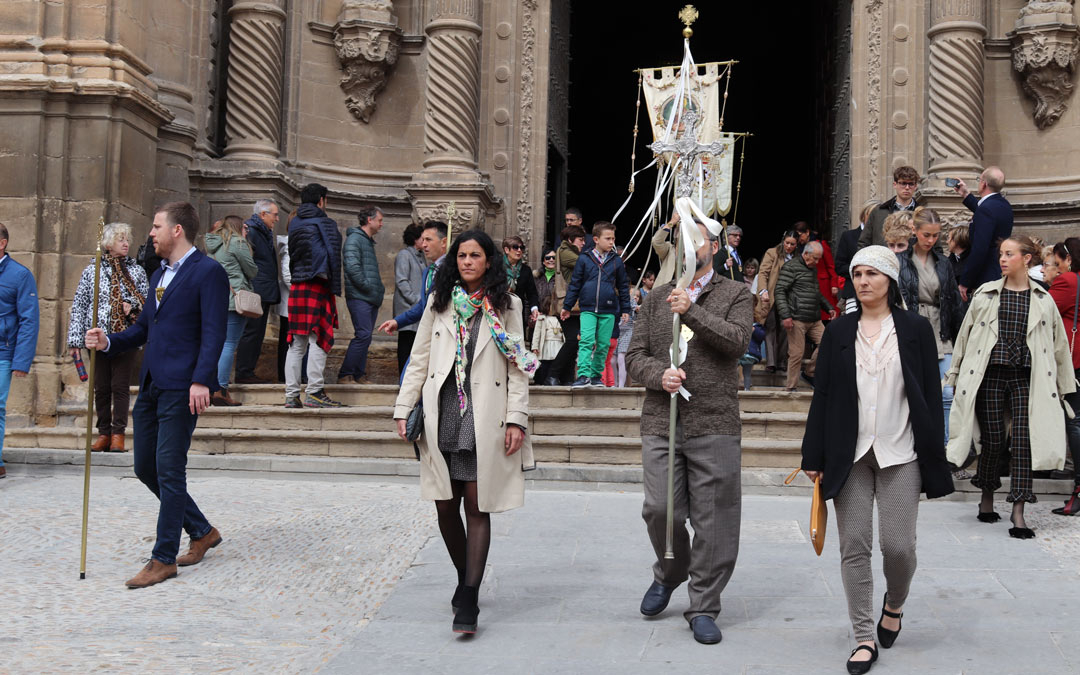 Ana Dobato y Beatriz Royo y procesionaron delante de la Cruz. /LA COMARCA