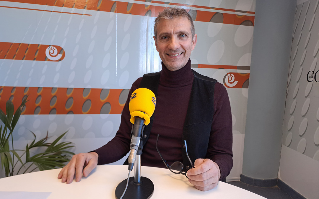 El artista Rubén Vidal en los estudios de Radio La Comarca. /N.A.
