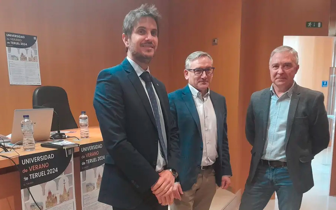 Rubén Aguilar, de Caja Rural de Teruel; Joaquín Juste, presidente de la Diputación de Teruel; y Alfonso Blesa, director de la UVT durante la presentación. /HERALDO M.A.M.