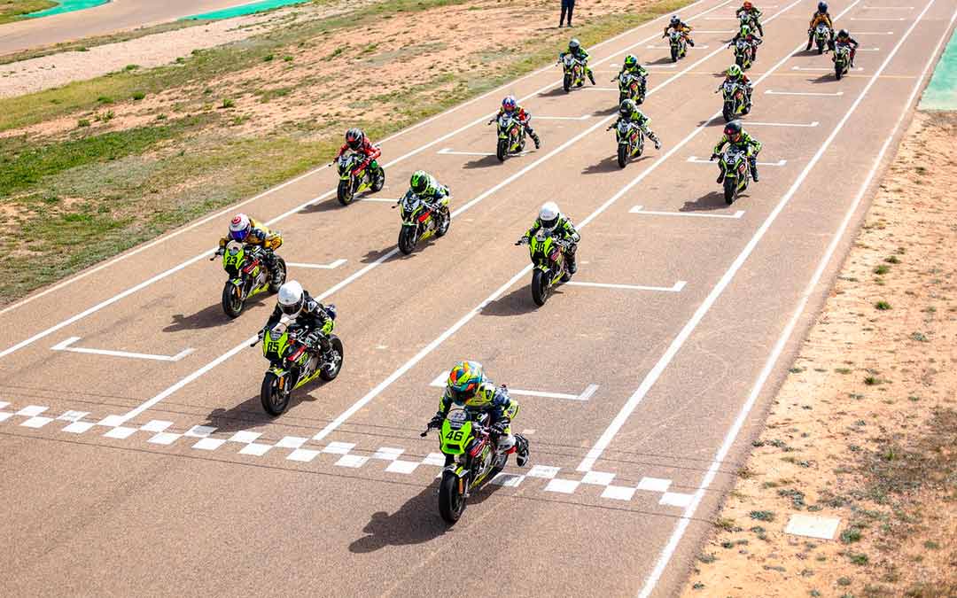 Salida de la categoría FIM MiniGP Spain Series 190cc y 160cc en el Karting de MotorLand Aragón./MOTORLAND