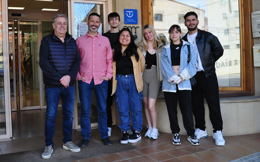 El presidente comarcal, Fernando Camps, se ha reunido durante la jornada del lunes con alumnos y profesores del grado de Servicios del IES./ J.L.