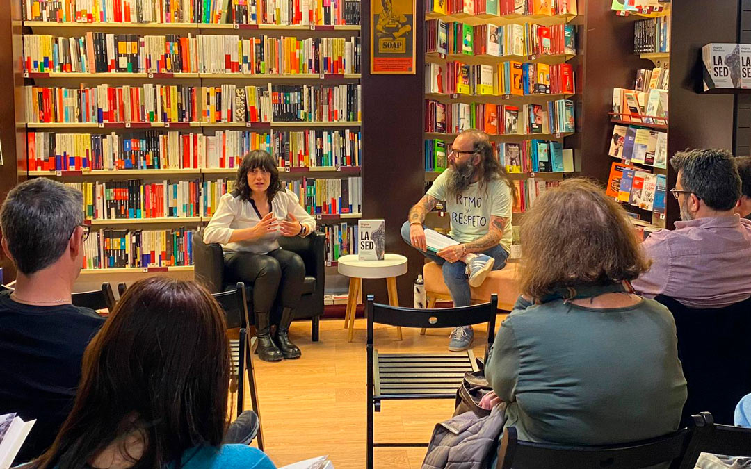 La escritora fue protagonista del encuentro ‘A puerta cerrada’ de la librería Santos Ochoa de Alcañiz el pasado jueves. /Santos Ochoa