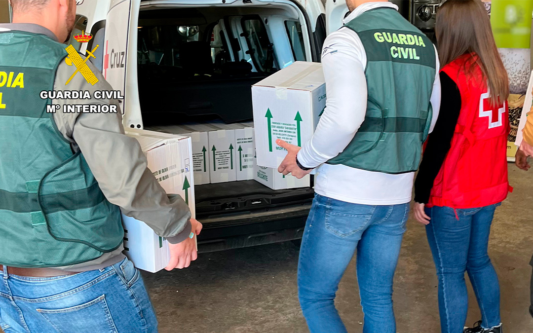 La Guardia Civil, en colaboración con personal de la cooperativa, entregaron el aceite extraído de las aceitunas en la oficina territorial de la Institución de Voluntarios Cruz Roja España de Belchite el pasado 6 de marzo./ Guardia Civil