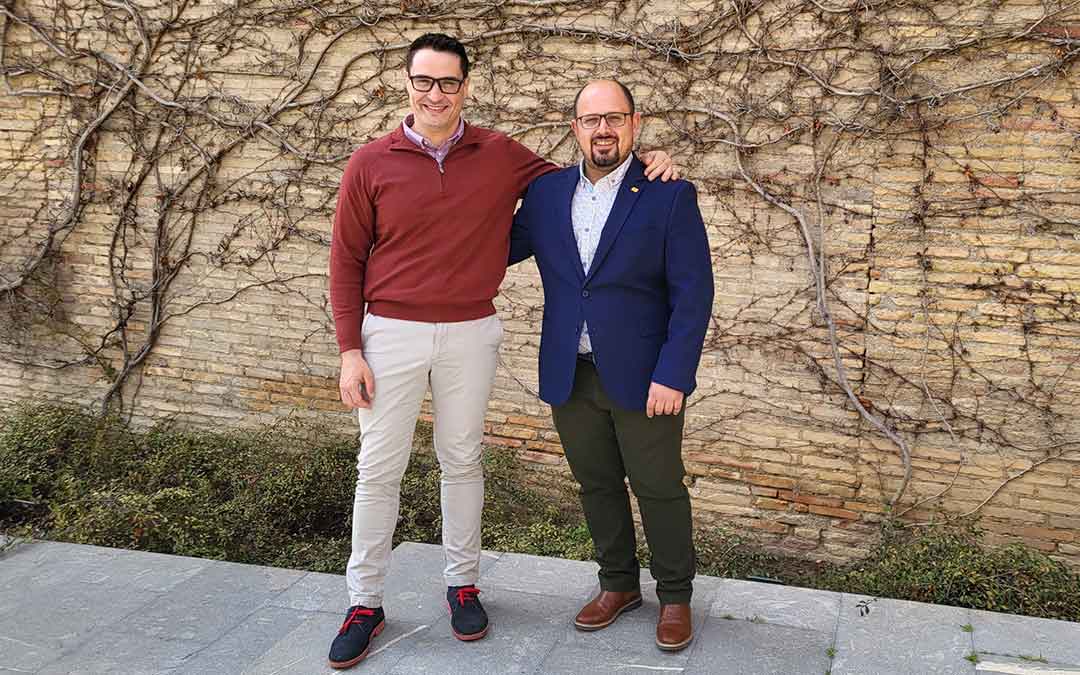 Cristian Poblador, presidente de Somos Caspe, junto a Alberto Izquierdo, secretario general del PAR./ PAR