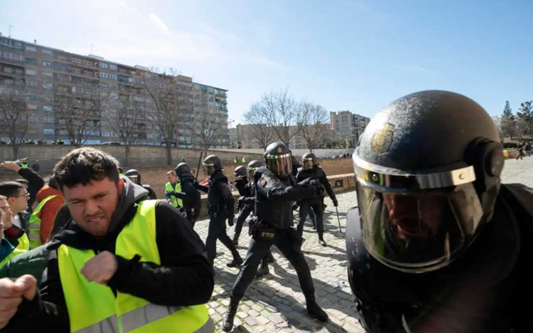 Carga policial contra los agricultores el viernes a las puertas de las Cortes de Aragón / Heraldo