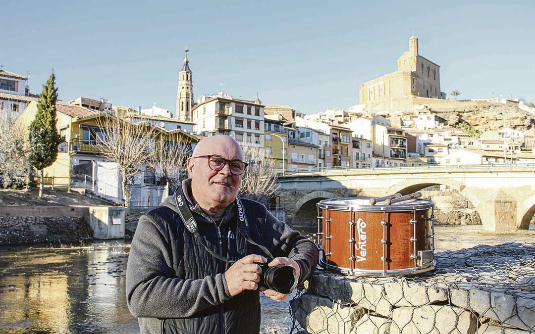 Como tanta gente, el primer tambor que tocó Pina siendo un niño fue prestado, y el primero que tuvo se lo compró su padre en Alcañiz. Con el tiempo se los hizo él y los firma como Ventero, en un homenaje al apodo familiar. Albalate es habitual en sus fotografías. / B. Severino