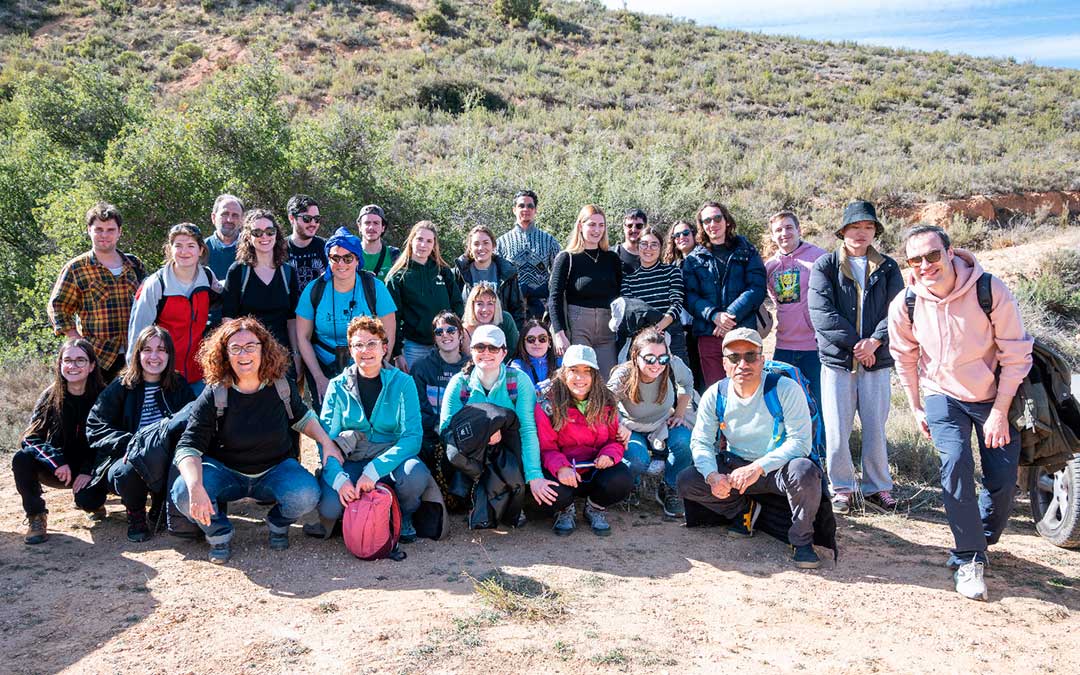 El grupo de estudiantes y docentes del Máster de Gestión Patrimonial conoció la primera mañana de estancia y desde dentro el patrimonio natural con una ruta en Valdoria en Albalate del Arzobispo, una de las entradas al Parque Cultural del Río Martín. / Comarca del Bajo Martín