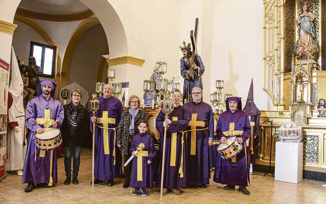 Pili Gasco, Mariano Sánchez, Elena Gasco, Carmen Sánchez Gasco, Rafael Royo Abadía y el pequeño Alberto Marcuello Sánchez, delante de la peana del Nazareno hecha en madera por Royo. Carlos Abad y Mariano Pastor representan a la sección de tambores. Pastor posa con su tambor y que sirvió de modelo para la escultura en alabastro que aparece a la derecha. La hizo él mismo para el museo. / B. Severino
