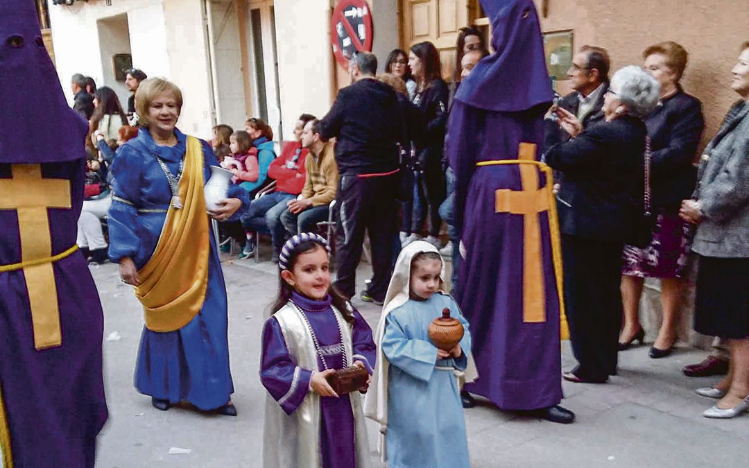 Elena vestida de hebrea acompañando a las niñas Daniela Marcuello -su nieta- y Esther Costa, familia del Nazareno. / Archivo familiar