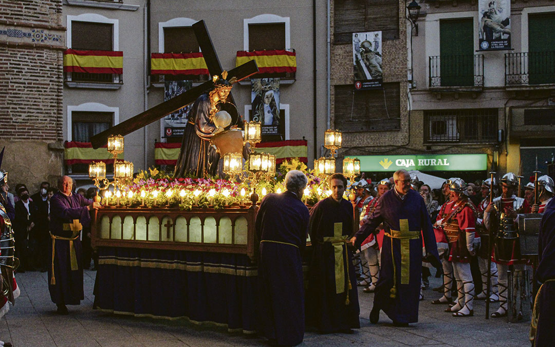 La peana en todo su esplendor en la Semana Santa de 2022, en la que se aprecia la construcción en madera y, además, los detalles en alabastro. / L.C.