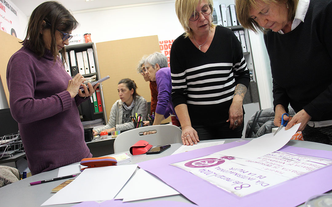 Algunas integrantes del Bajo Aragón Feminista (BAF) ultimando pancartas y el manifiesto para la concentración del 8M que esta vez se centralizará en Alcañiz. A partir de las 19.15 en la plaza de España habrá un micro abierto "para quien quiera leer poemas o relatos". / B. Severino
