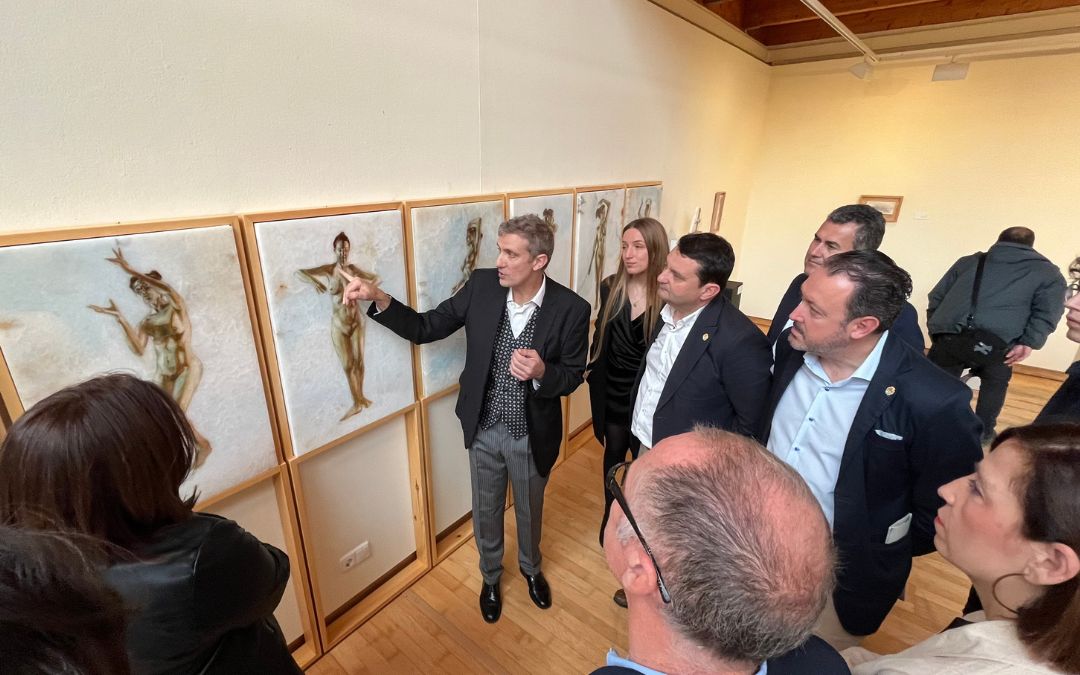 Vidal explicando los detalles de su obra este sábado./ C.O.