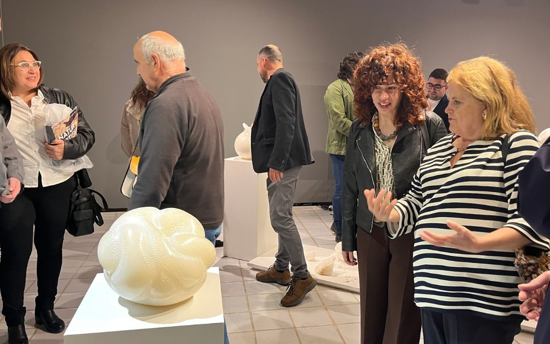 Palacios contando a una de las visitantes en qué se había inspirado para crear sus obras./ C.O.