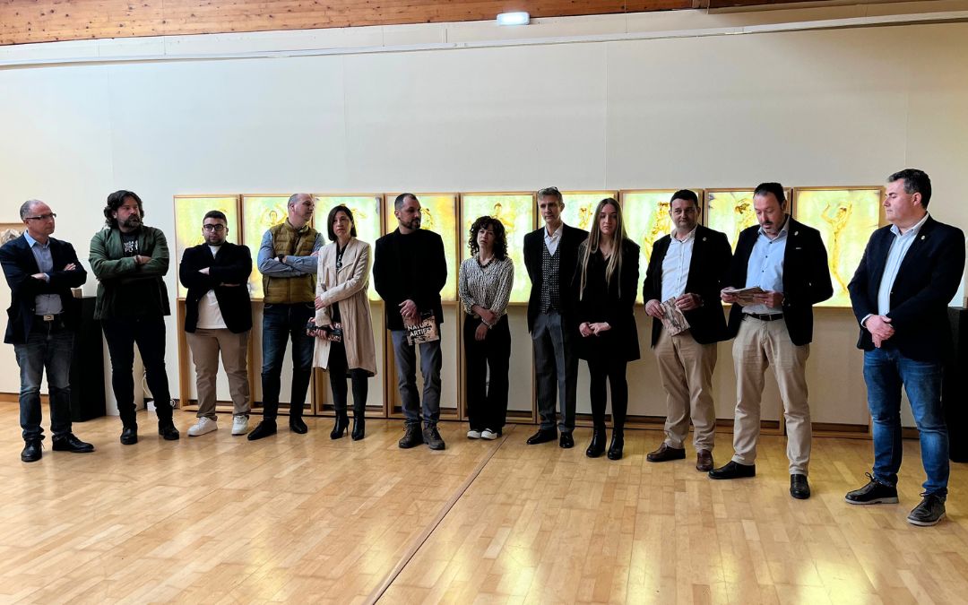 Autoridades y artistas durante la inauguración de la obra colectiva este sábado./ C.O.