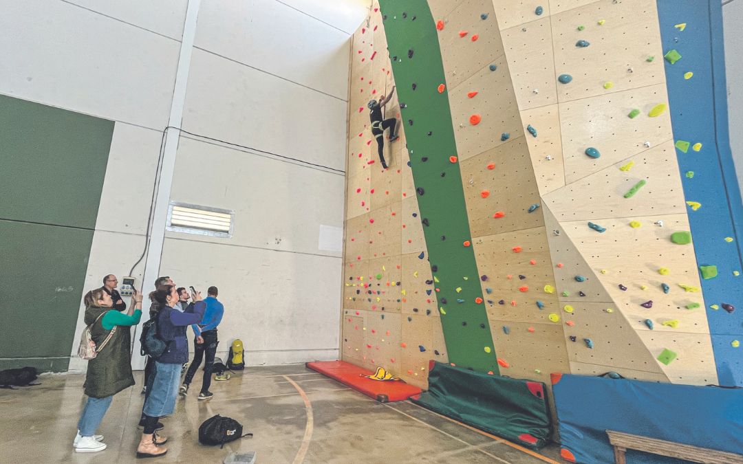 Primeras escaladas en el rocódromo de Alcañiz, este jueves durante su presentación al público./ C.O.