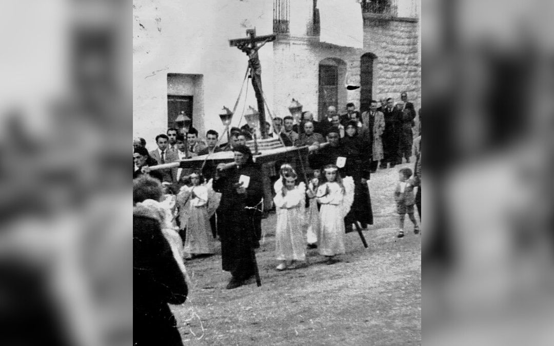 En la familia siempre ha habido gran afición por portar pasos. En la imagen, los tíos Ismael, padre de Joaquina, y Marcos./ A.P.