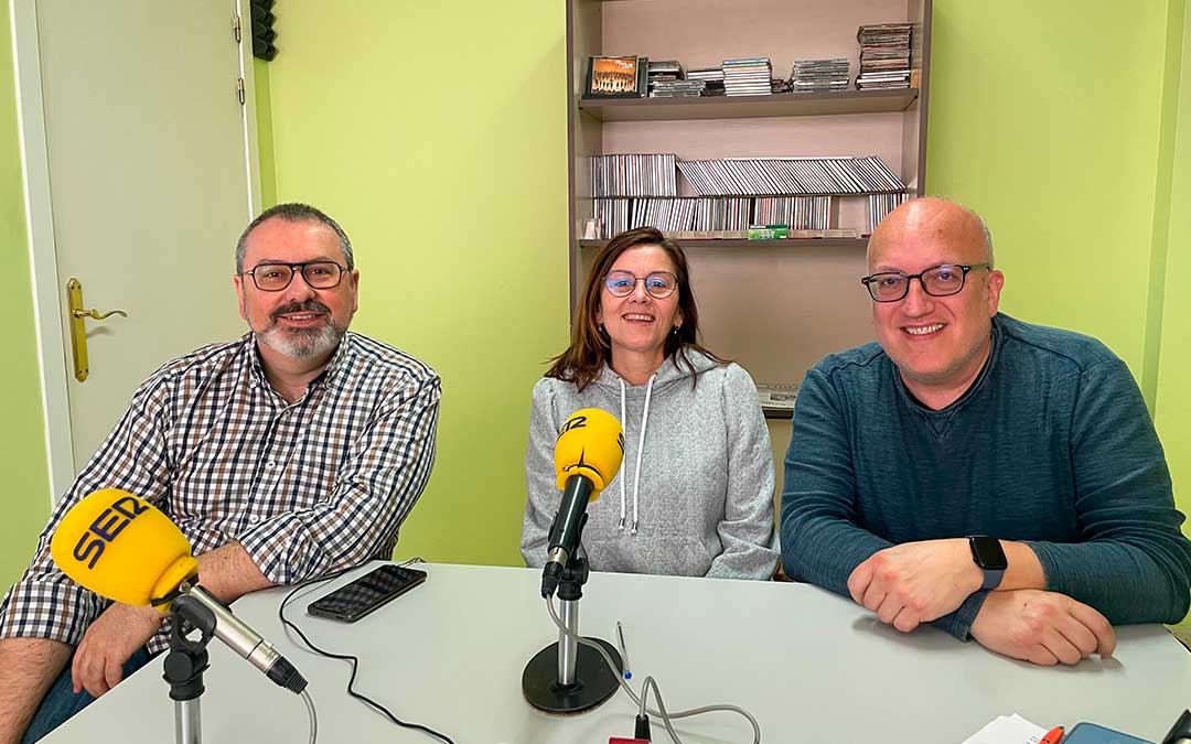 Ana Jarque, José Miguel Albiac y Agustín Moré en Radio Caspe./ S.F.