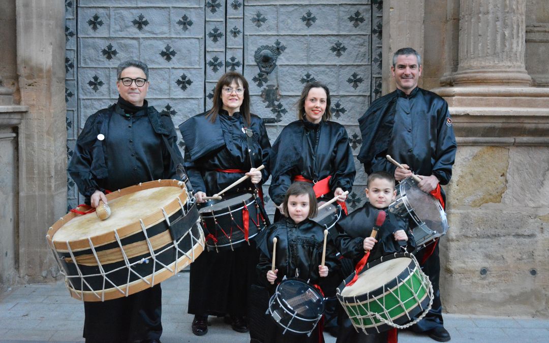 De izda. a dcha. Vicente Gracia y Pilar Grau, padres de Ruth, que posa junto a su marido Daniel y los hijos de ambos, Amelia y Pablo. En Andorra son conocidos como 'Los Mansos'. / C.O.