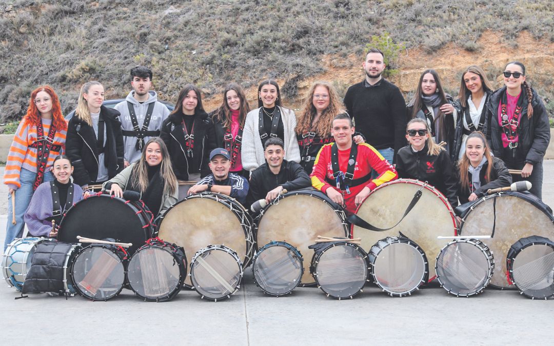 Parte de la cuadrilla de tambores y bombos andorrana 'Los Salesianos’. Sus integrantes, de entre 18 y 28 años, viven la Semana Santa juntos. Representarán al municipio en las Jornadas de la Ruta y otros actos de la Semana Santa de Andorra en 2026./ Camila Ortiz.