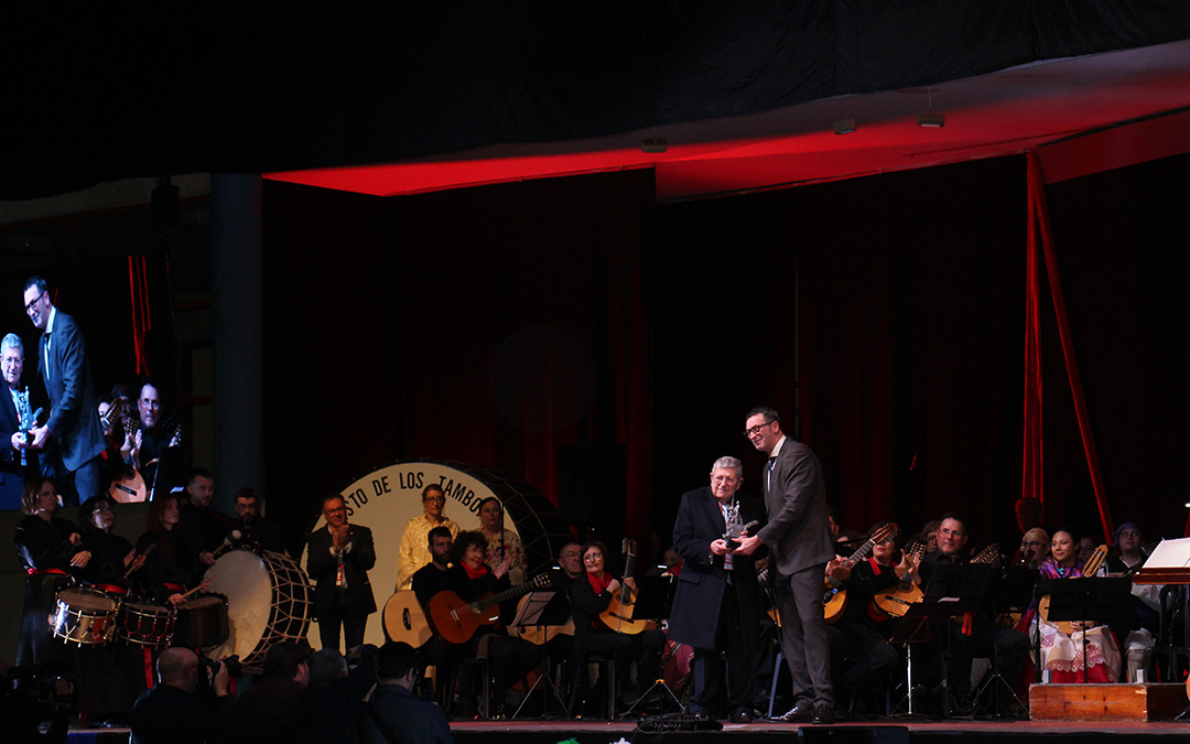 Intercambio de recuerdos antes del abrazo entre el alcalde de Andorra, Rafa Guía, y el presidente del Consorcio, Antonio Mesa. / B. Severino