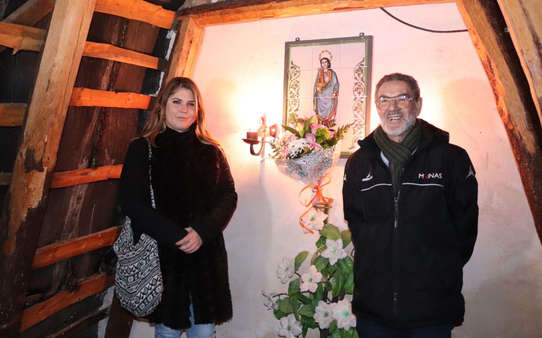 Naiara Loras y Bartolomé Aglio depositan un ramo de flores a Santa Bárbara./ C.O.