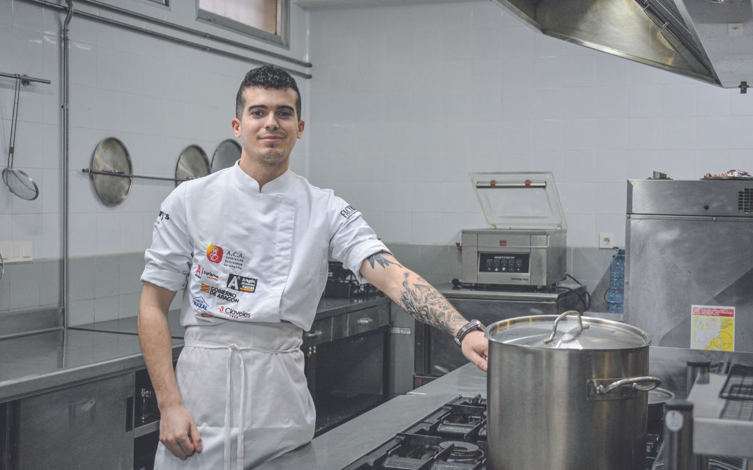 Sergi Morlans en la cocina donde dio sus primeros pasos, ubicada en el IES Pablo Serrano de Andorra./ C.O.