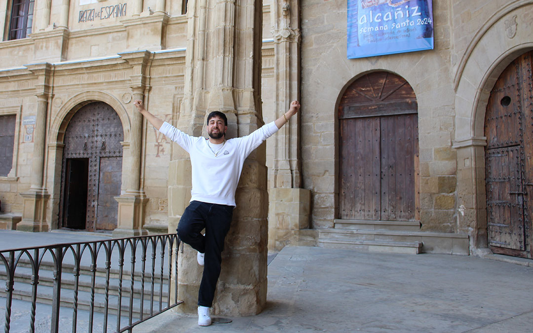 Clavería, días antes de Semana Santa en la plaza que ha llenado con Sabor a Rumba y con Uña y Carne en fiestas con Anaju, amiga de las peñas El Botafumeiro, La Plegada y El Talegazo llena de músicos, escritoras y cantantes de los que "no puede presumir más de todos". / B. Severino