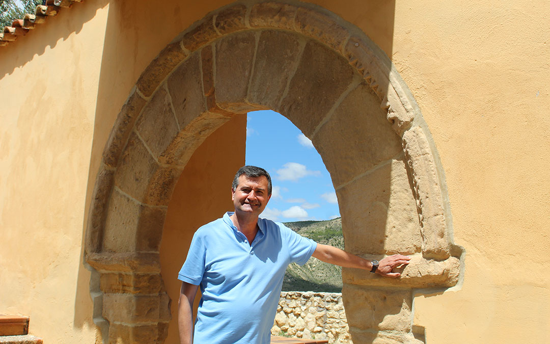 Joaquín Noé, en el arco del mirador del Pilar en Ariño, un ejemplo de patrimonio rehabilitado con el Parque Cultural del Río Martín. / B. Severino