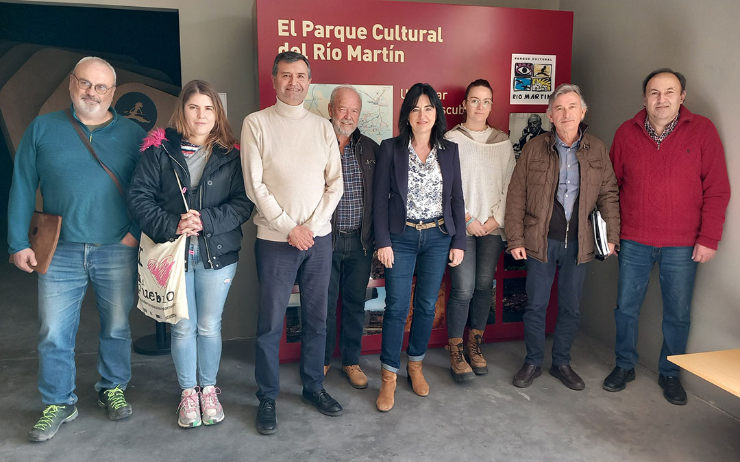Miembros de la dirección del Patronato posan en la recepción del Centro de Arte Rupestre de Ariño con la directora de Patrimonio de la DGA en el centro. / L.C.