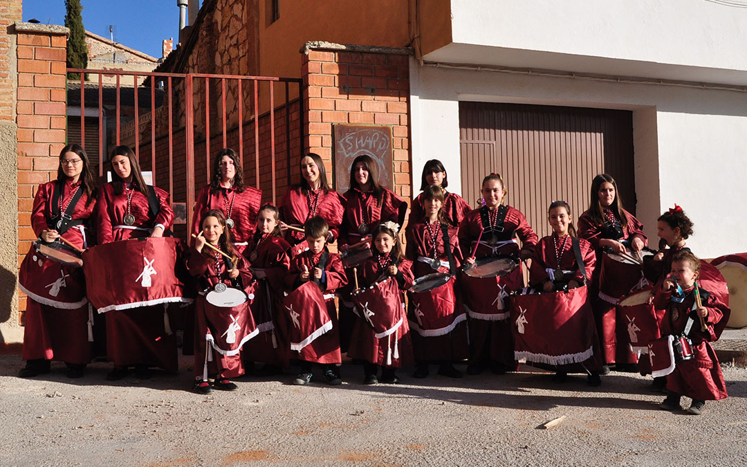 Grupo infantil de la Cofradía Jesús Nazareno de Ariño./ J.L.