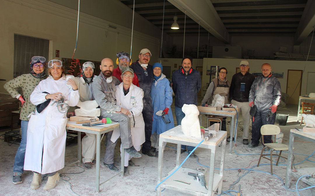 Los participantes, el martes por la tarde en Albalate antes de recoger con intención de ir a ver la procesión de Híjar./ Beatriz Severino