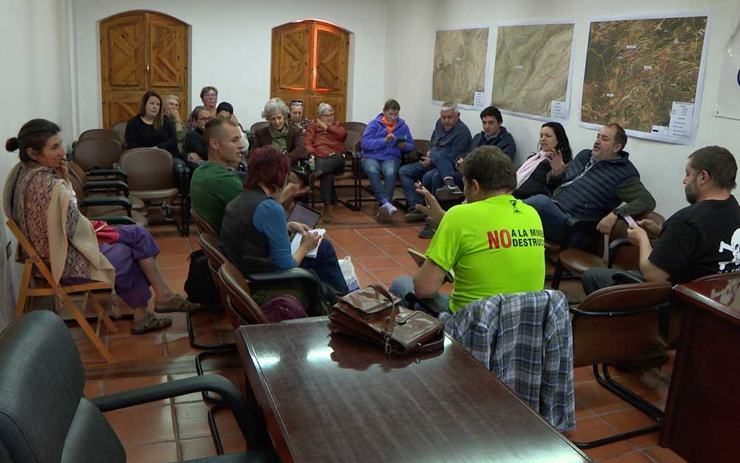 Imagen de la primera asamblea de afectados por la Minería de Teruel./ PAMT