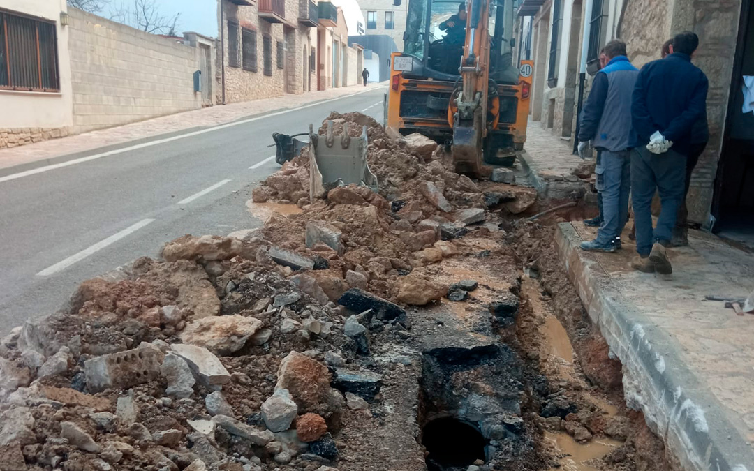 Operarios municipales y profesionales trabajan en subsanar la avería en la avenida Las Tres Baylías en Cantavieja./ La COMARCA