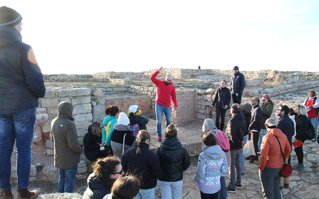 En el Cabezo de Alcalá de Azaila los estudiantes del máster tomaron apuntes del arqueólogo Francisco Castro Portolés. / B. Severino