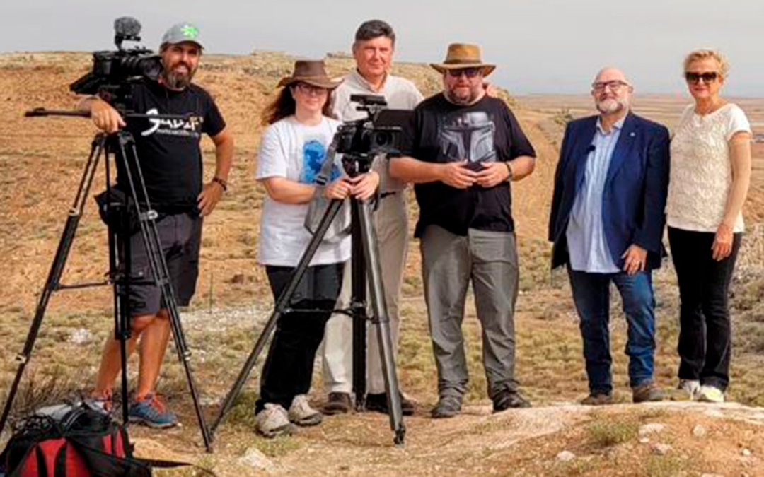 Pimentel (centro) y su equipo en el rodaje en Azaila, junto al arqueólogo Francisco Romeo, y la concejal Olga Turón. / Instagram @mpimentel_siles