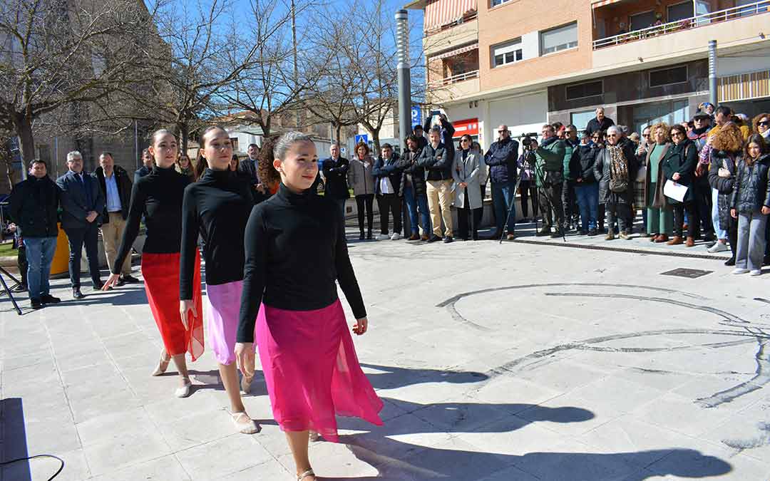 Alumnas de la Escuela Municipal de Música y Danza durante el acto./I.M.