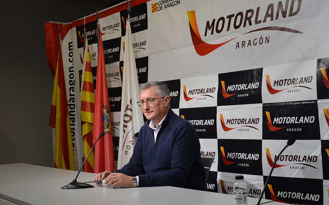 El consejero y presidente de Motorland, Manuel Blasco, durante la sesión de apertura de la IV Edición del Máster en Ingeniería del Motorsport 2024./I.M.