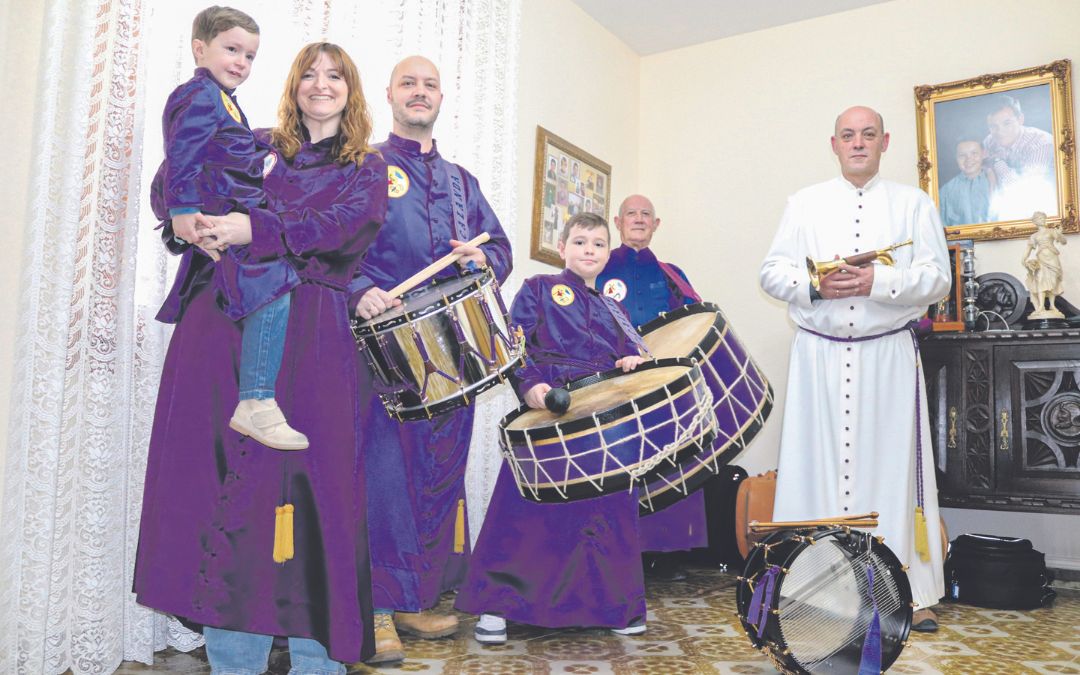 Vicente Rebullida, al fondo y con bombo. Junto a él, sus dos hijos, Carlos, de blanco y con corneta, y Alfonso, que posa junto a su mujer, Vanesa Angles, y los hijos de ambos, Manuel, con bombo, y Martín. Todos forman parte de El Encuentro./ C.O.