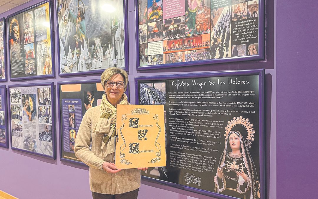 La calandina María Pilar Albacar posa con el manuscrito en el que ha recogido los preceptos de las penitentas./ C.O.