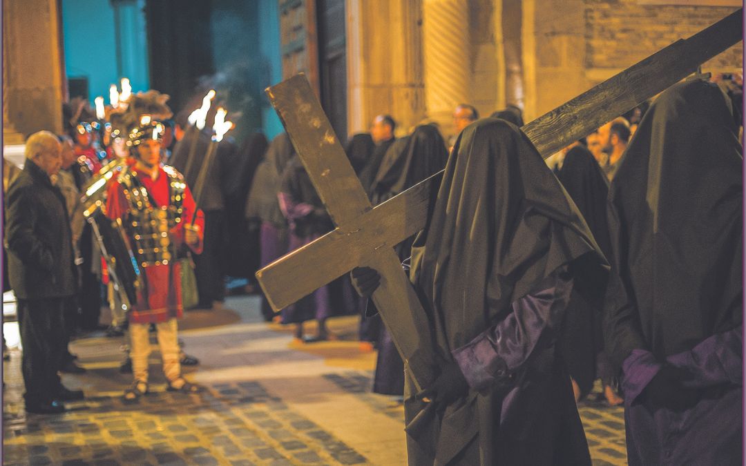 Tanto penitentas como penitentes deben salir de negro, con guantes, sin mostrar el rostro y con los pies descalzos. Dependiendo de la procesión podrán llevar cruces, crucifijos o cadenas./ José María Moreno.