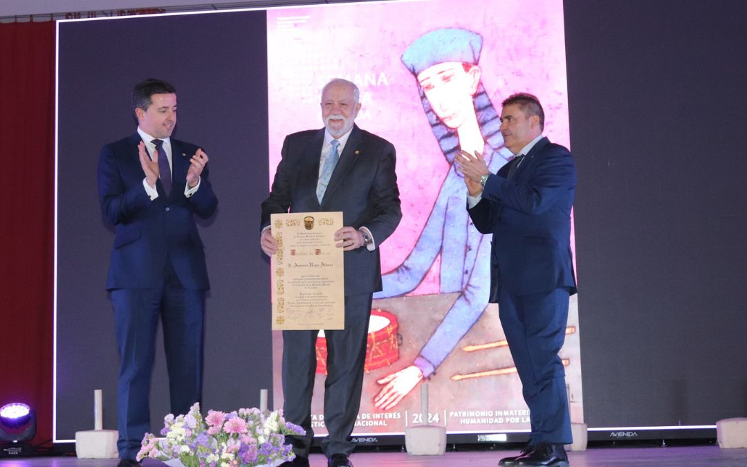 El calandino Antonio Royo recibió el Tambor de Oro. Junto a él, el alcalde, Alberto Herrero, y Manolo Royo, presidente de la Coordinadora./ C.O.