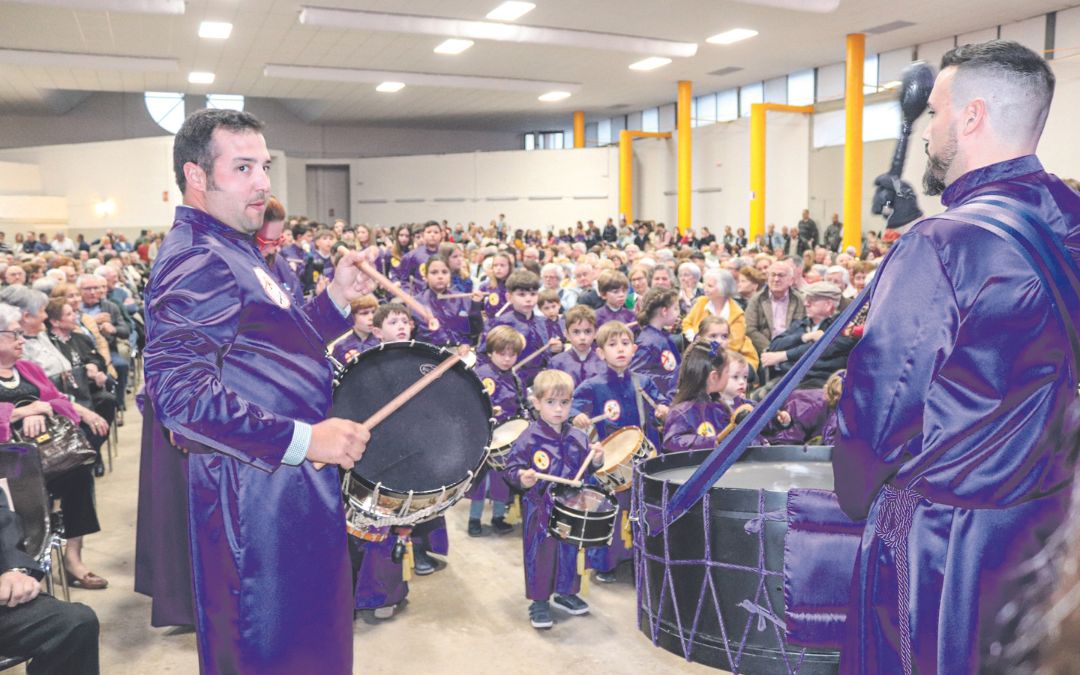 La cofradía del pregonero de este año, El Encuentro, es la encargada de representar esta Semana Santa a Calanda dentro y fuera del pueblo. Fue la segunda en hacer su aparición durante las jornadas de confraternización./ C.O.