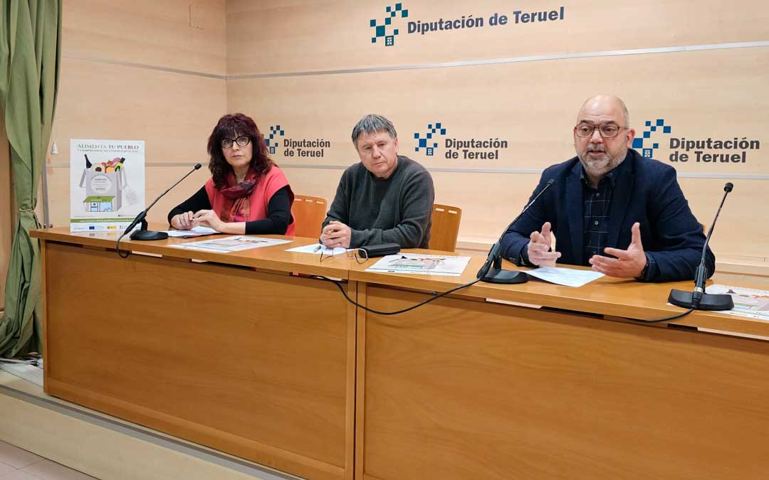 El diputado delegado de Desarrollo Territorial, Javier Ciprés, y el presidente de la Cámara de Comercio de Teruel, Antonio Santa Isabel, acompañados por Raquel Herrero, de la empresa Conexión Imaginativa durante la presentación este jueves./ DPT