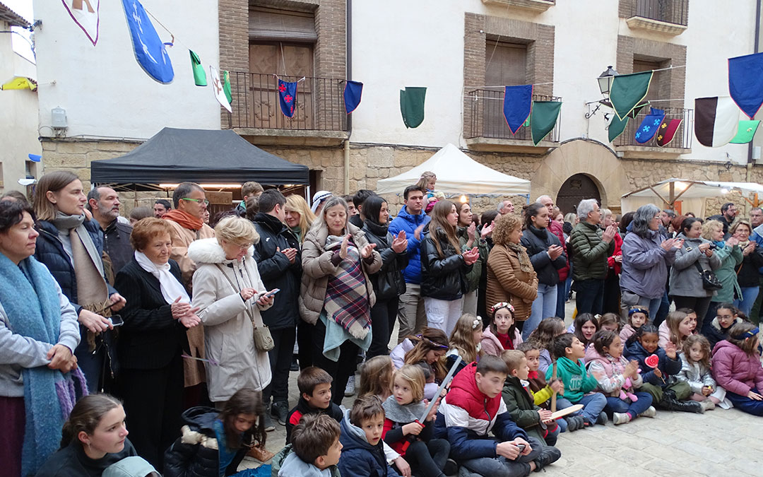 Pequeños atentos en el público mientras se desarrollaba la representación. /Alba Zurita