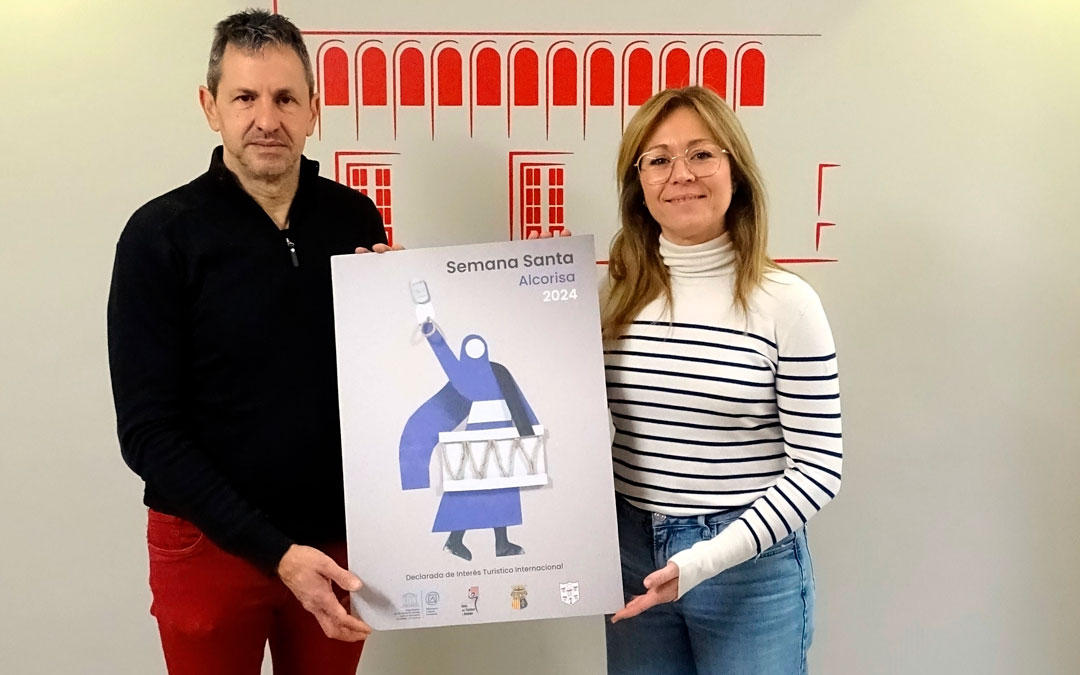 Sixto del Río y Raquel Egea, miembros de la Junta Local de la Semana Santa muestran el cartel ganador./ Ayto Alcorisa